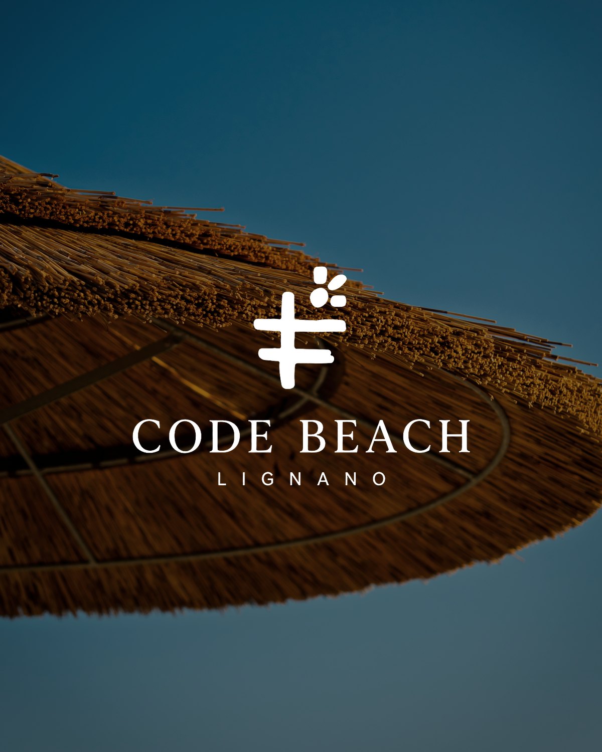 Il marchio Code Beach Lignano applicato su una fotografia dello stabilimento