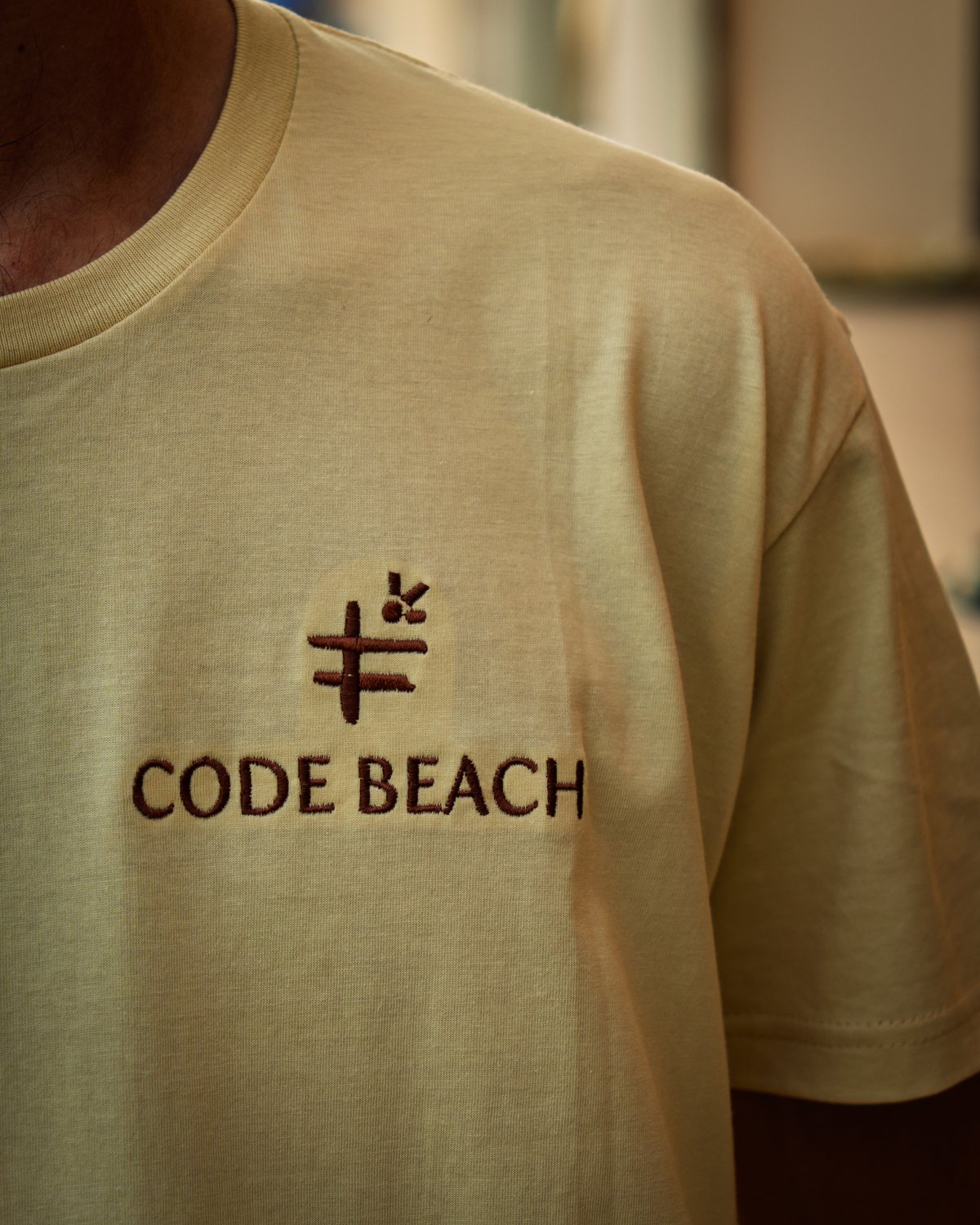 Il marchio Code Beach ricamato sulla divisa del personale